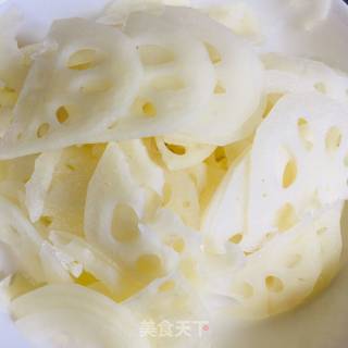 青红椒炒藕片的做法步骤：1