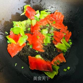 青红椒炒藕片的做法步骤：4