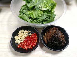 豆豉鲮鱼油麦菜的做法步骤：2