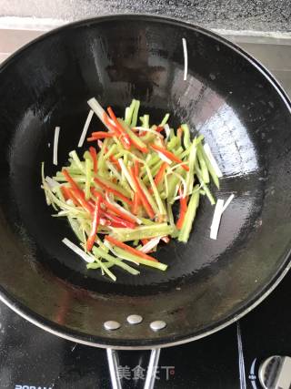 香菇炒尖椒的做法步骤：4
