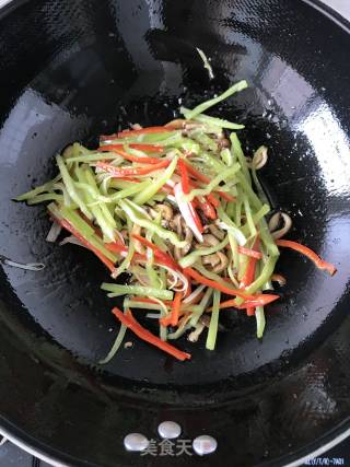香菇炒尖椒的做法步骤：6