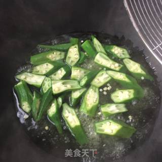 蒜香甜虾秋葵的做法步骤：2