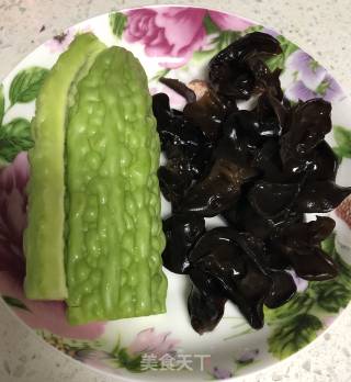 凉拌苦瓜黑木耳的做法步骤：1