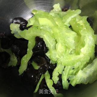 凉拌苦瓜黑木耳的做法步骤：6