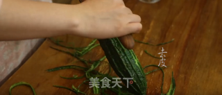 潮音潮人：鲜美墨鱼丝瓜汤的做法步骤：1