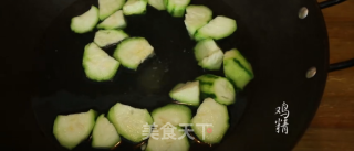 潮音潮人：鲜美墨鱼丝瓜汤的做法步骤：2