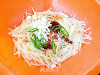 “ 凉拌菜 ”蒜香土豆丝的做法步骤：4