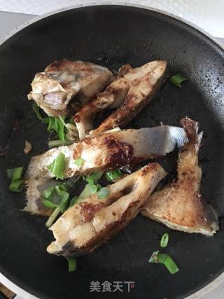 椒盐昌鳊鱼的做法步骤：3