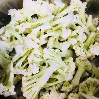 五花肉炒花菜的做法步骤：1