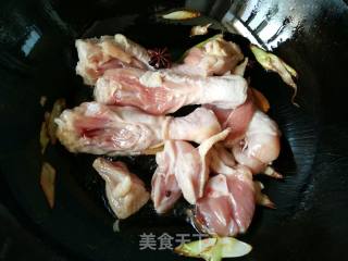 冬菜鸡腿炖蘑菇的做法步骤：2
