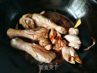 冬菜鸡腿炖蘑菇的做法步骤：3