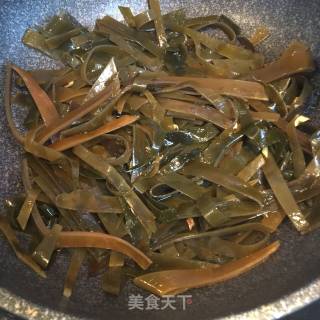 姜丝焖海带丝的做法步骤：3