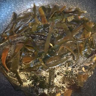 姜丝焖海带丝的做法步骤：4