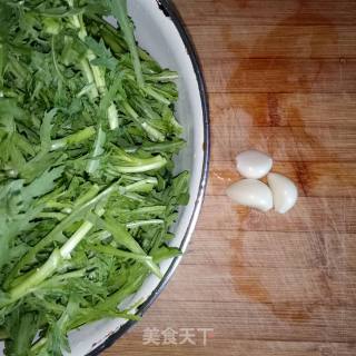 快手小炒菜：蒜蓉蒿子秆的做法步骤：2
