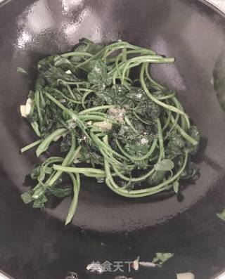 清炒苕尖的做法步骤：5