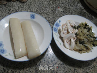 蘑菇腌白菜煮年糕的做法步骤：1