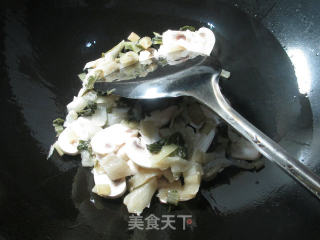 蘑菇腌白菜煮年糕的做法步骤：3