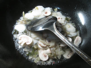 蘑菇腌白菜煮年糕的做法步骤：4