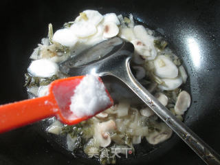 蘑菇腌白菜煮年糕的做法步骤：5