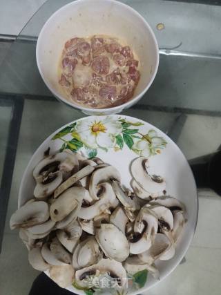 白蘑菇炒肉的做法步骤：1