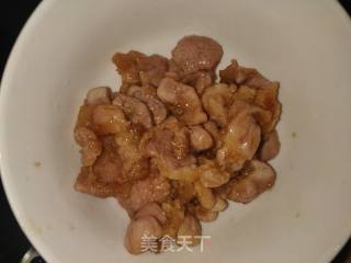 白蘑菇炒肉的做法步骤：2