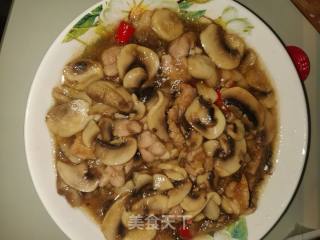白蘑菇炒肉的做法步骤：4