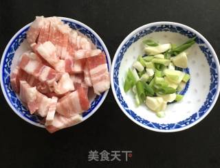 快手小炒菜之五花肉片炒丝瓜的做法步骤：2