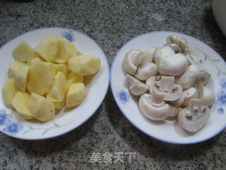 蘑菇烧洋芋艿的做法步骤：1