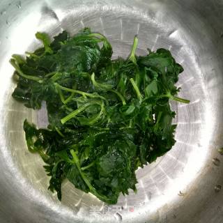 凉拌芹菜叶的做法步骤：2