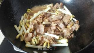 花生芽小炒肉的做法步骤：8