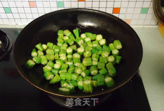 鸡肉蓉炒秋葵云耳的做法步骤：3