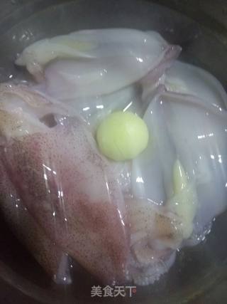 煎焖小鱿鱼的做法步骤：1