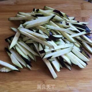 青椒炒茄丝的做法步骤：2