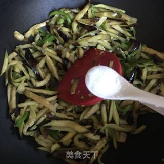青椒炒茄丝的做法步骤：7