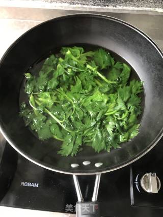 芹菜叶汤的做法步骤：1
