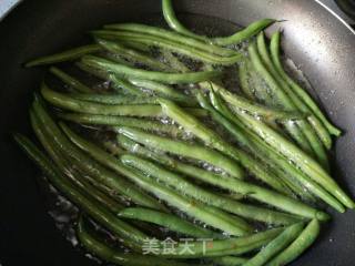 干煸豆角的做法步骤：1