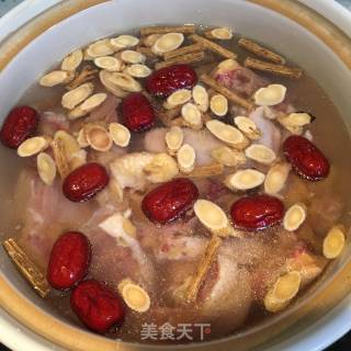 党参黄芪红枣煲鸡汤的做法步骤：2