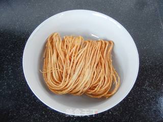 丝瓜蛋汤泡馓子的做法步骤：1
