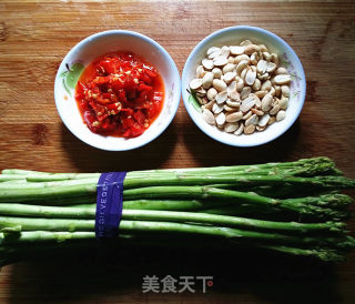 花生泡椒拌芦笋的做法步骤：1