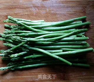 花生泡椒拌芦笋的做法步骤：2
