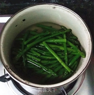 花生泡椒拌芦笋的做法步骤：6