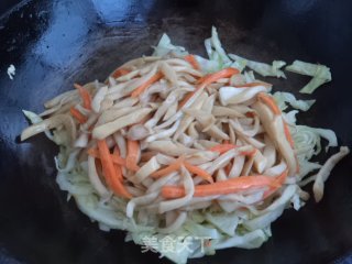 杏鲍菇炒圆白菜的做法步骤：7