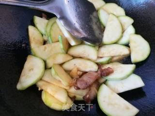 樱脂豆腐炒西葫芦的做法步骤：4