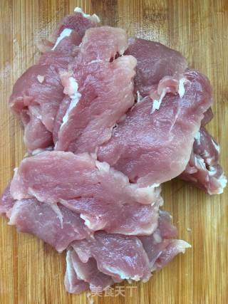 葱爆孜然肉片的做法步骤：1