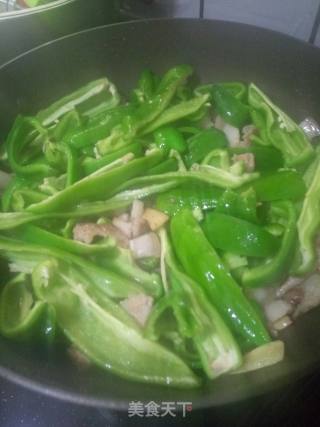 青椒炒五花肉的做法步骤：3