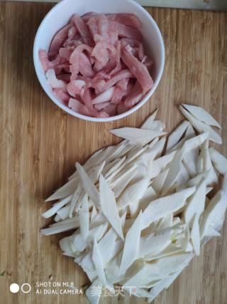 快手小炒菜  茭白炒肉的做法步骤：1