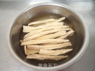 比目鱼烧腐竹的做法步骤：1