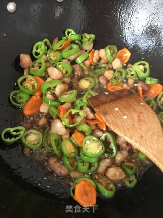 “快手小炒菜”肉丁炒辣椒的做法步骤：7