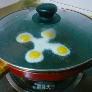 快手早餐——煎鹌鹑蛋的做法步骤：2