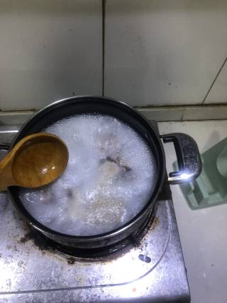 冬瓜排骨面的做法步骤：1
